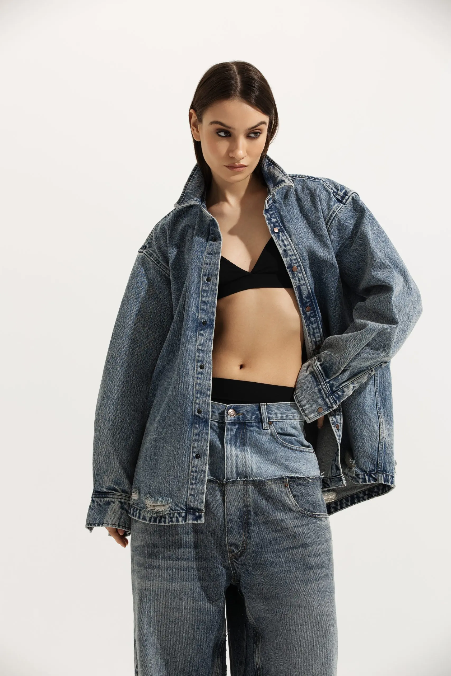 Джинсовая синяя рубашка unisex из хлопка с винтажной варкой и рваными элементами