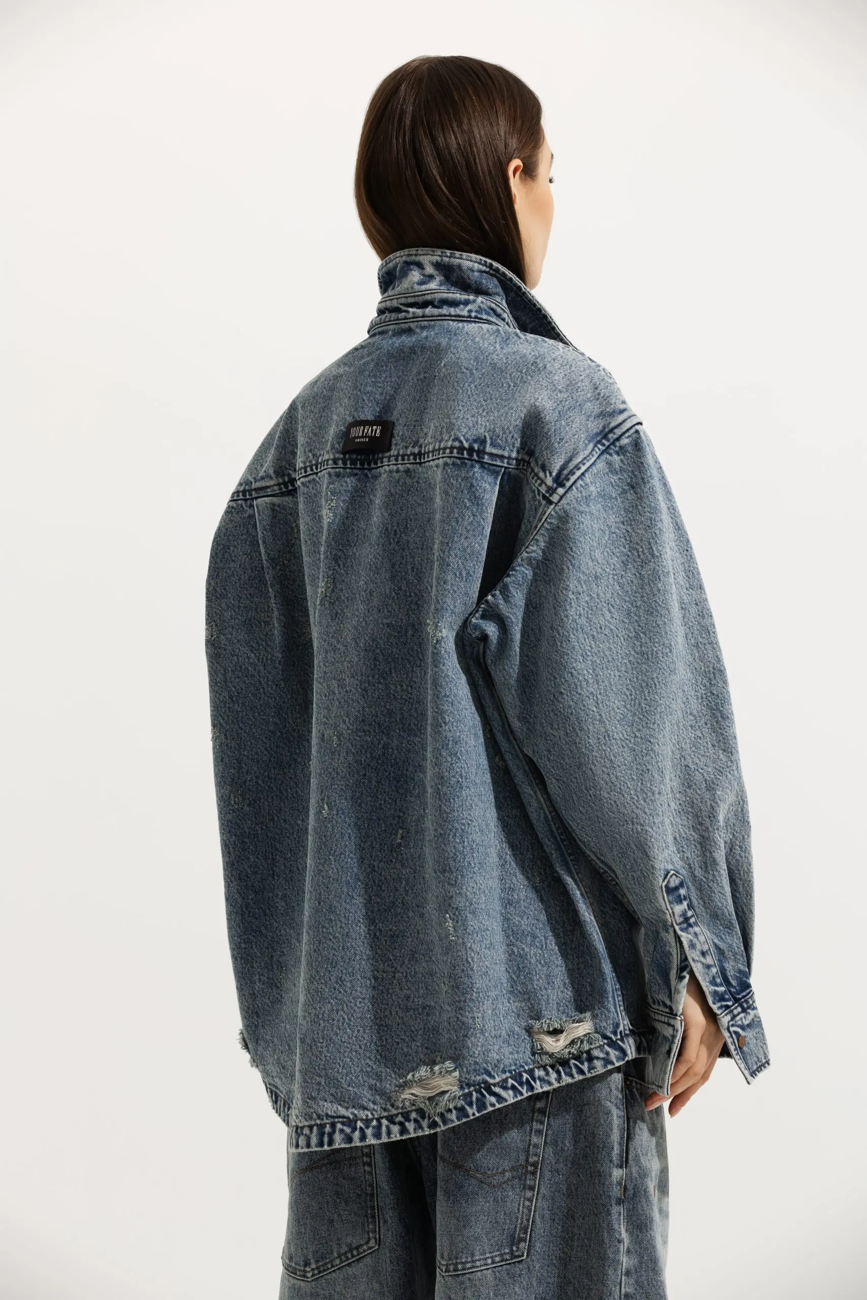 Джинсовая синяя рубашка unisex из хлопка с винтажной варкой и рваными элементами