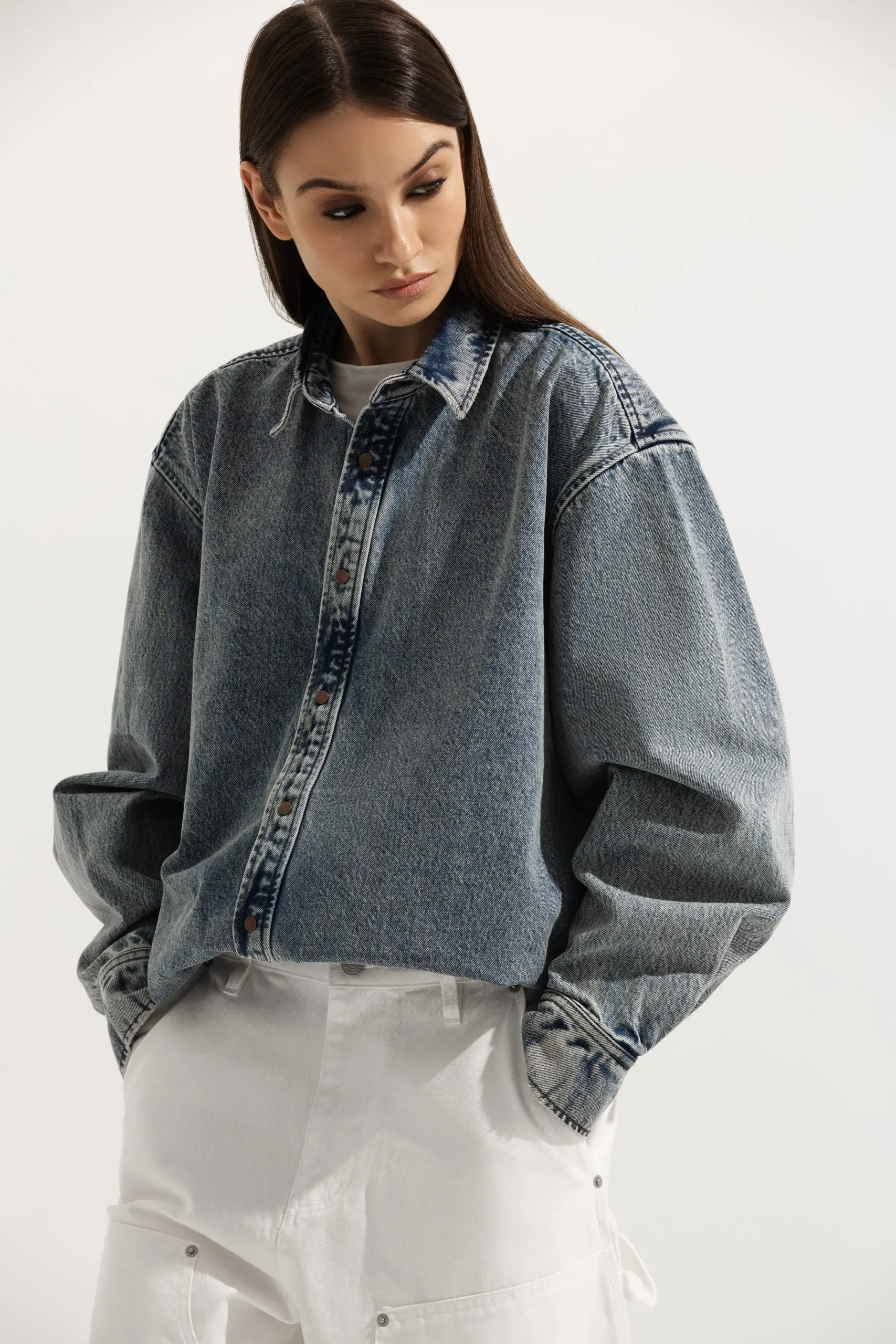 Джинсовая синяя рубашка unisex из хлопка с винтажной варкой и рваными элементами